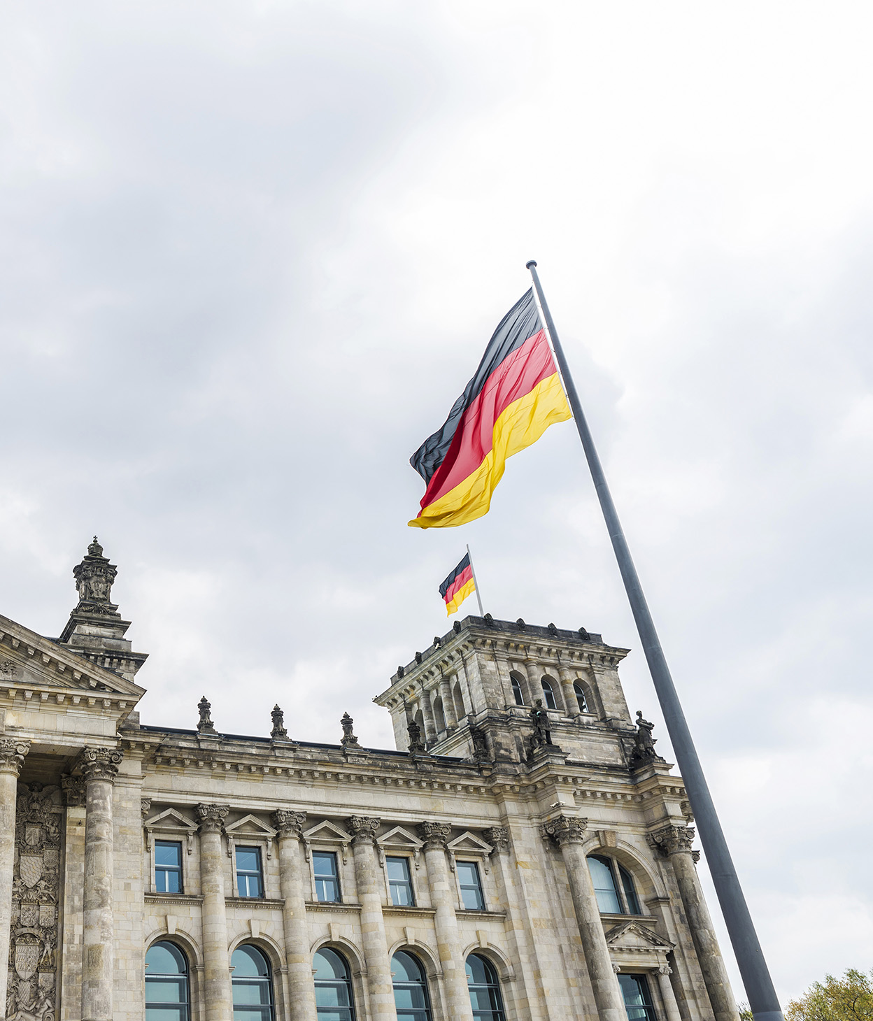 Deutsche Flagge vor einem Regierungsgebäude.